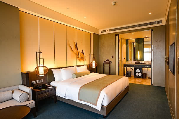 Cama de hotel com enxoval branco